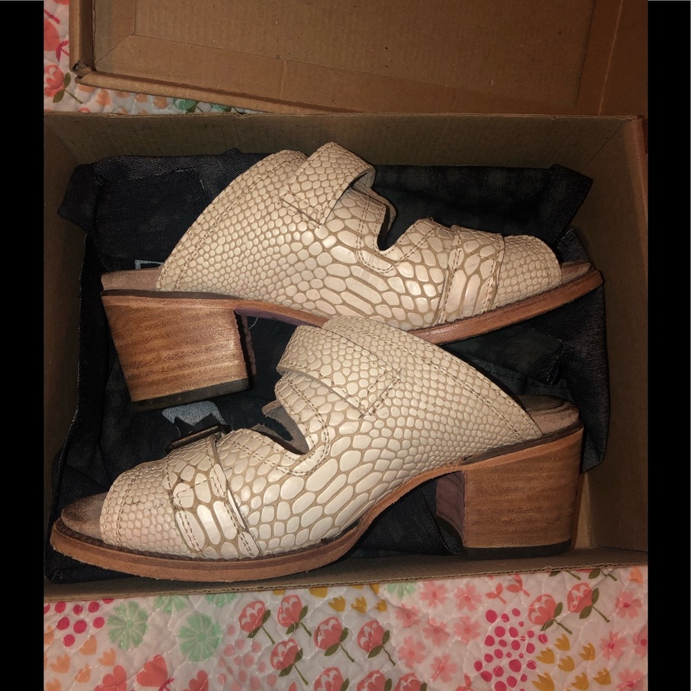 Freebird Caprice wedges